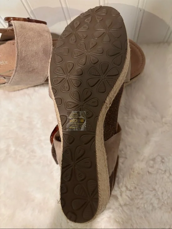 Women’s Taupe Aetrex Ashley Support Wedge Size 10 - Picture 5 of 5